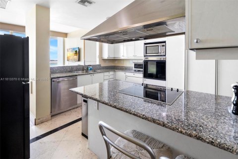 Condo in Miami, Florida, 2 bedrooms  № 2076777 - photo 26