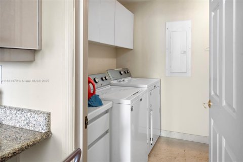 Condo in Miami, Florida, 2 bedrooms  № 2076777 - photo 28