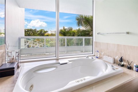 Condo in Miami, Florida, 2 bedrooms  № 2076777 - photo 18