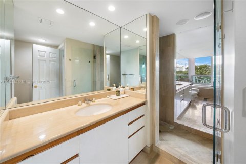Condo in Miami, Florida, 2 bedrooms  № 2076777 - photo 13