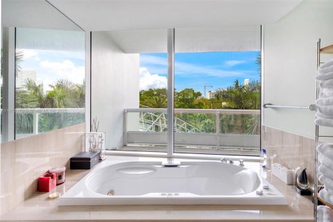 Condo in Miami, Florida, 2 bedrooms  № 2076777 - photo 17