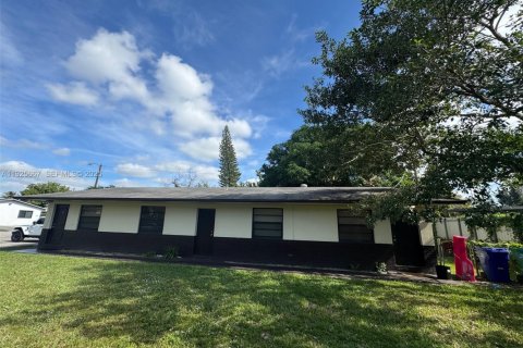 Propiedad comercial en venta en Miramar, Florida, 157.84 m2 № 1984280 - foto 1