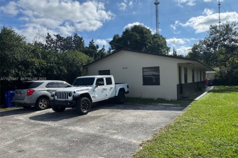 Propiedad comercial en venta en Miramar, Florida, 157.84 m2 № 1984280 - foto 4