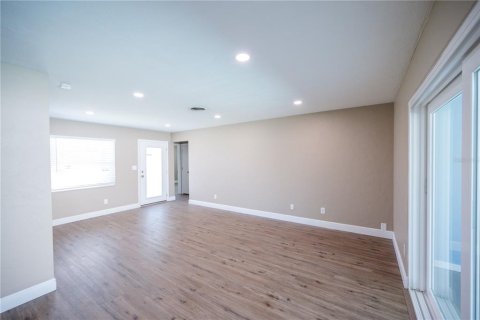 Villa ou maison à louer à Saint Petersburg, Floride: 2 chambres, 103.49 m2 № 2388165 - photo 5