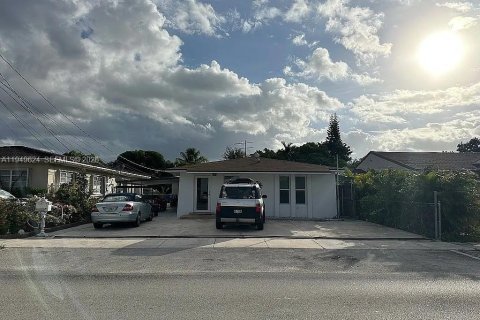 Immobilier commercial à vendre à Miami, Floride: 231.05 m2 № 2005236 - photo 1