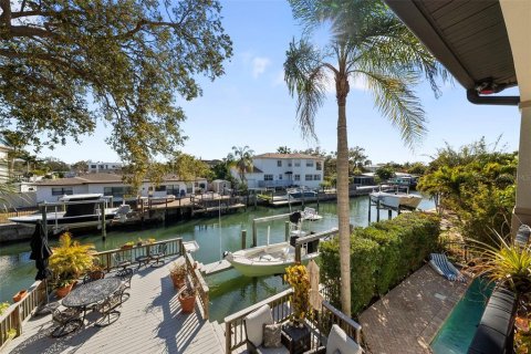 House in Tampa, Florida 4 bedrooms, 291.16 sq.m. № 2223786
