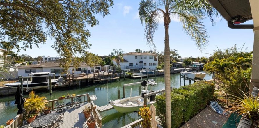House in Tampa, Florida 4 bedrooms, 291.16 sq.m. № 2223786
