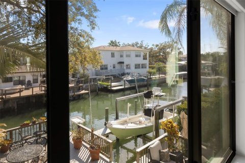 House in Tampa, Florida 4 bedrooms, 291.16 sq.m. № 2223786 - photo 21