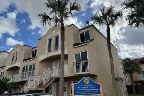 Condominio en alquiler en Miami, Florida, 2 dormitorios, 79.8 m2 № 1983864 - foto 3