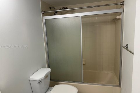 Condominio en alquiler en Miami, Florida, 2 dormitorios, 79.8 m2 № 1983864 - foto 17