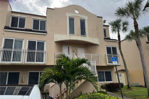 Condominio en alquiler en Miami, Florida, 2 dormitorios, 79.8 m2 № 1983864 - foto 1