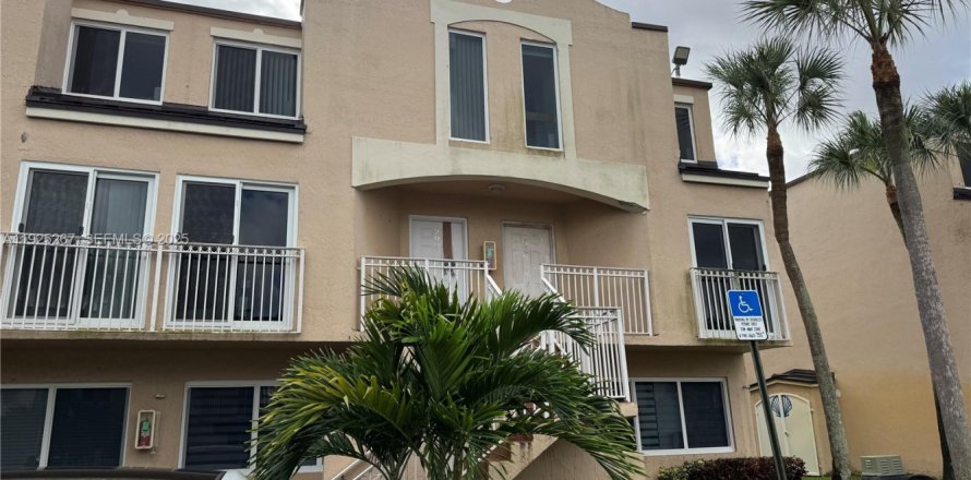 Condominio en Miami, Florida, 2 dormitorios  № 1983864