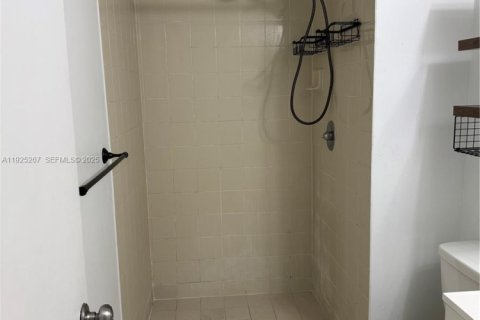 Condominio en alquiler en Miami, Florida, 2 dormitorios, 79.8 m2 № 1983864 - foto 18