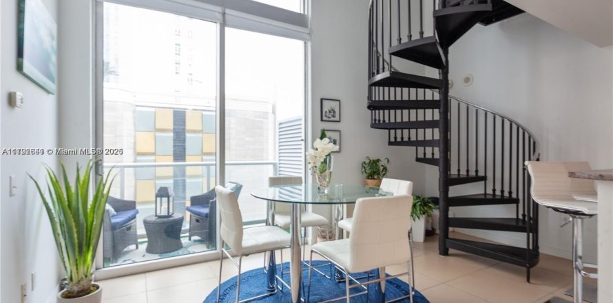 Кондоминиум с 1 спальней в Майами, Флорида № 1960057