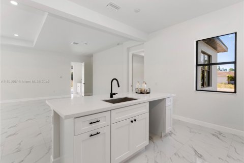 Villa ou maison à vendre à Lehigh Acres, Floride: 4 chambres, 171.13 m2 № 1935240 - photo 5