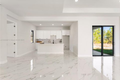 Villa ou maison à vendre à Lehigh Acres, Floride: 4 chambres, 171.13 m2 № 1935240 - photo 7