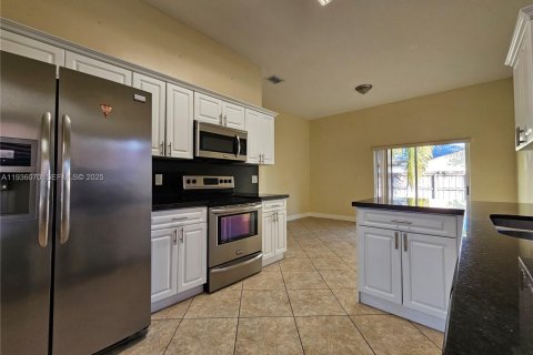 House in Miami, Florida 3 bedrooms, 177.26 sq.m. № 1994168 - photo 6