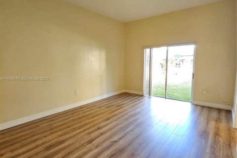 House in Miami, Florida 3 bedrooms, 177.26 sq.m. № 1994168 - photo 12