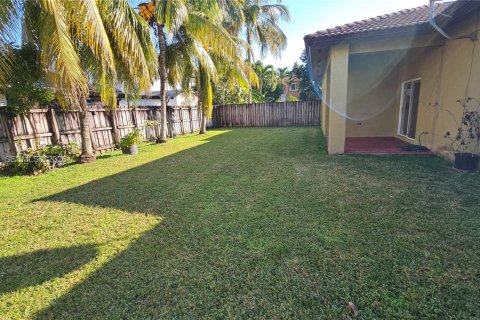 House in Miami, Florida 3 bedrooms, 177.26 sq.m. № 1994168 - photo 24