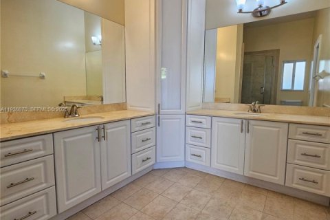 House in Miami, Florida 3 bedrooms, 177.26 sq.m. № 1994168 - photo 16