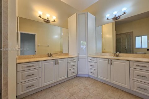 House in Miami, Florida 3 bedrooms, 177.26 sq.m. № 1994168 - photo 15