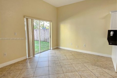 House in Miami, Florida 3 bedrooms, 177.26 sq.m. № 1994168 - photo 11