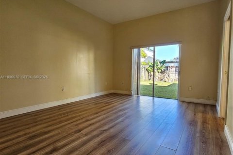 House in Miami, Florida 3 bedrooms, 177.26 sq.m. № 1994168 - photo 19