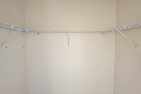 House in Miami, Florida 3 bedrooms, 177.26 sq.m. № 1994168 - photo 18