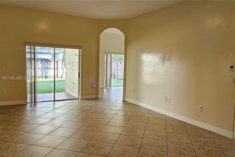 House in Miami, Florida 3 bedrooms, 177.26 sq.m. № 1994168 - photo 4