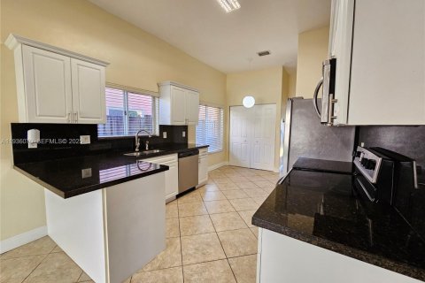 House in Miami, Florida 3 bedrooms, 177.26 sq.m. № 1994168 - photo 7