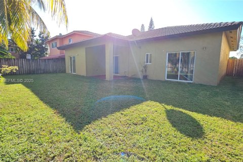 House in Miami, Florida 3 bedrooms, 177.26 sq.m. № 1994168 - photo 23