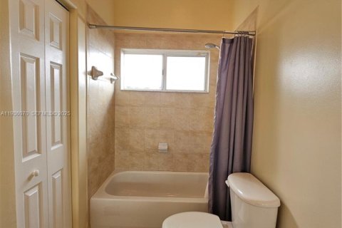 House in Miami, Florida 3 bedrooms, 177.26 sq.m. № 1994168 - photo 10