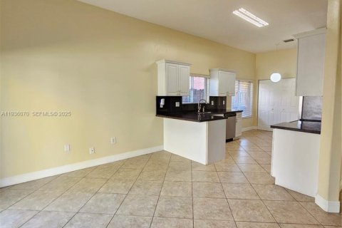 House in Miami, Florida 3 bedrooms, 177.26 sq.m. № 1994168 - photo 5