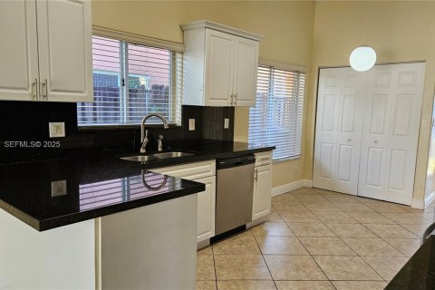 House in Miami, Florida 3 bedrooms, 177.26 sq.m. № 1994168 - photo 8