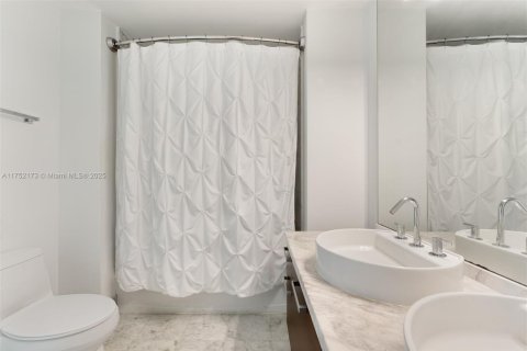 Condo in Miami, Florida, 1 bedroom  № 1691249 - photo 13