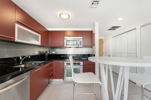 Condo in Miami, Florida, 1 bedroom  № 1691249 - photo 8