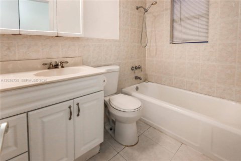 House in Hollywood, Florida 3 bedrooms, 160.44 sq.m. № 2077848 - photo 19