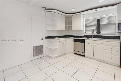 House in Hollywood, Florida 3 bedrooms, 160.44 sq.m. № 2077848 - photo 14