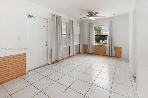 House in Hollywood, Florida 3 bedrooms, 160.44 sq.m. № 2077848 - photo 16