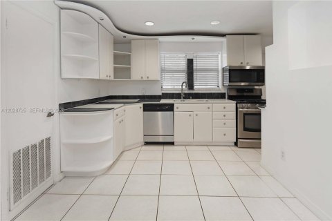 House in Hollywood, Florida 3 bedrooms, 160.44 sq.m. № 2077848 - photo 12