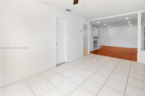 House in Hollywood, Florida 3 bedrooms, 160.44 sq.m. № 2077848 - photo 18
