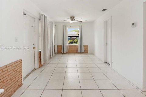 House in Hollywood, Florida 3 bedrooms, 160.44 sq.m. № 2077848 - photo 15