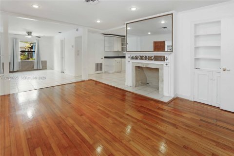 House in Hollywood, Florida 3 bedrooms, 160.44 sq.m. № 2077848 - photo 6