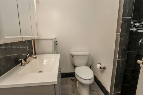 House in Hollywood, Florida 3 bedrooms, 160.44 sq.m. № 2077848 - photo 28