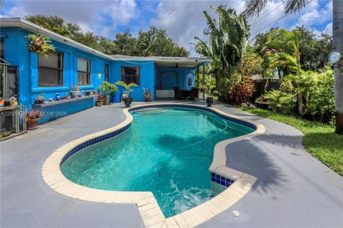 House in Hollywood, Florida 3 bedrooms, 160.44 sq.m. № 2077848 - photo 2