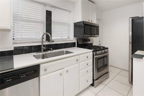 House in Hollywood, Florida 3 bedrooms, 160.44 sq.m. № 2077848 - photo 9