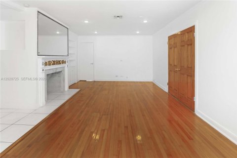 House in Hollywood, Florida 3 bedrooms, 160.44 sq.m. № 2077848 - photo 7