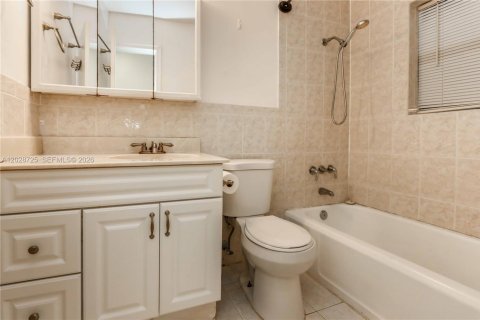 House in Hollywood, Florida 3 bedrooms, 160.44 sq.m. № 2077848 - photo 20