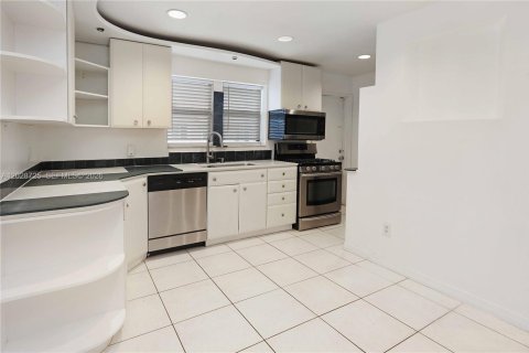 House in Hollywood, Florida 3 bedrooms, 160.44 sq.m. № 2077848 - photo 13