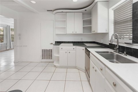 House in Hollywood, Florida 3 bedrooms, 160.44 sq.m. № 2077848 - photo 11